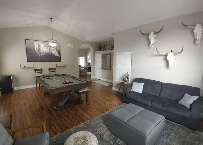 Holiday home Classy 4 Bedrooms, Heated Pool, Pool Table