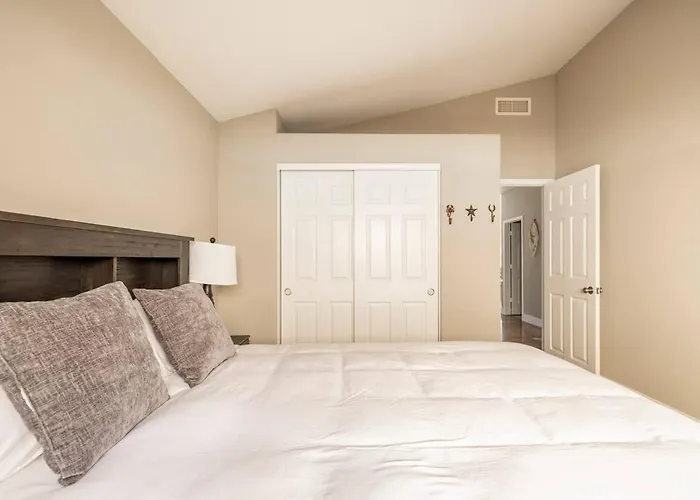 Classy 4 Bedrooms, Heated Pool, Pool Table Holiday home Cave Creek