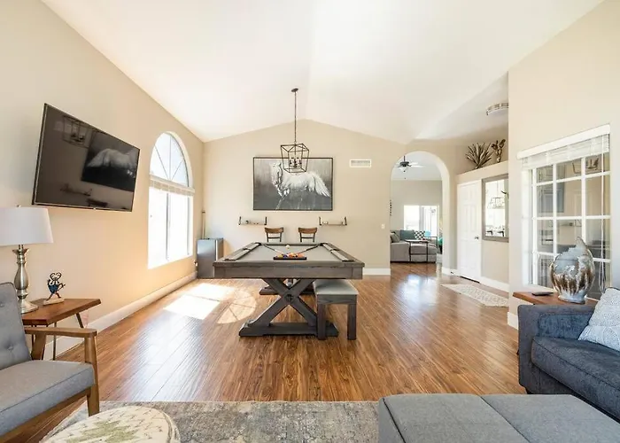 Classy 4 Bedrooms, Heated Pool, Pool Table
