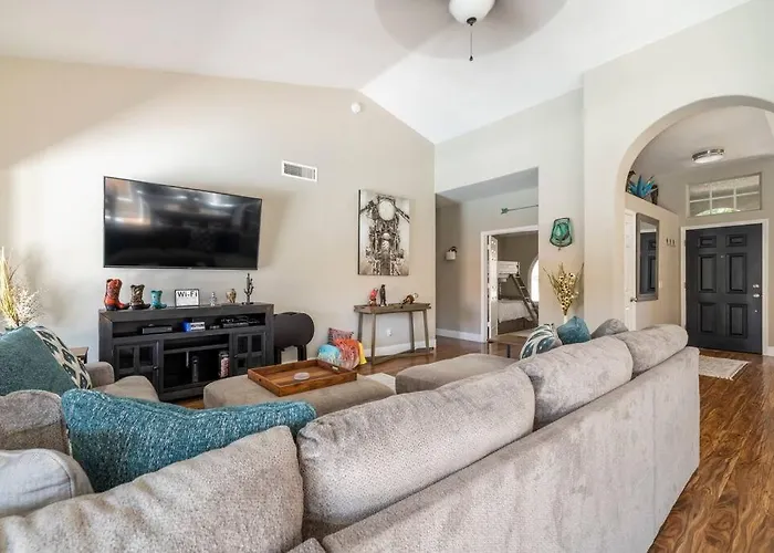 Classy 4 Bedrooms, Heated Pool, Pool Table Holiday home