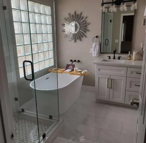 Classy 4 Bedrooms, Heated Pool, Pool Table *