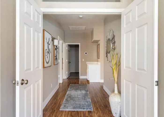 Classy 4 Bedrooms, Heated Pool, Pool Table