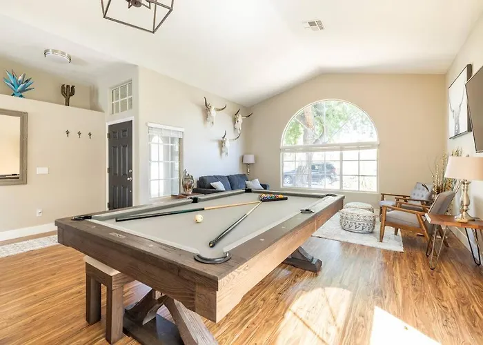 Classy 4 Bedrooms, Heated Pool, Pool Table Holiday home *
