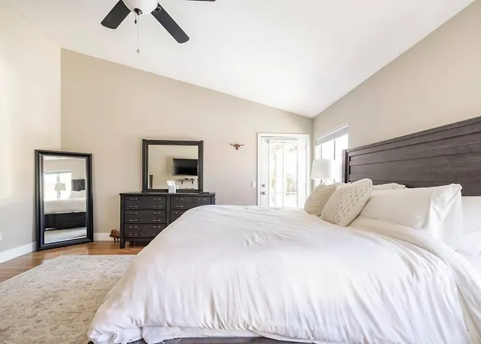 Classy 4 Bedrooms, Heated Pool, Pool Table *