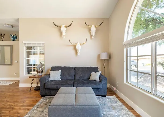 Classy 4 Bedrooms, Heated Pool, Pool Table Cave Creek