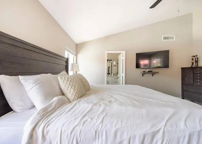 Classy 4 Bedrooms, Heated Pool, Pool Table Holiday home