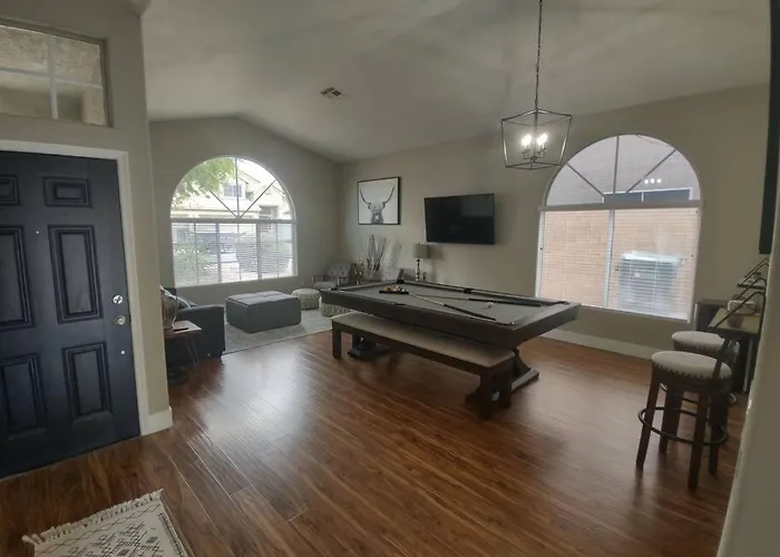 Classy 4 Bedrooms, Heated Pool, Pool Table Holiday home *