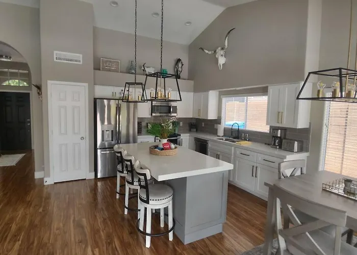 Classy 4 Bedrooms, Heated Pool, Pool Table *