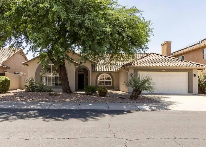 Classy 4 Bedrooms, Heated Pool, Pool Table Holiday home Cave Creek