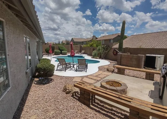 Classy 4 Bedrooms, Heated Pool, Pool Table *