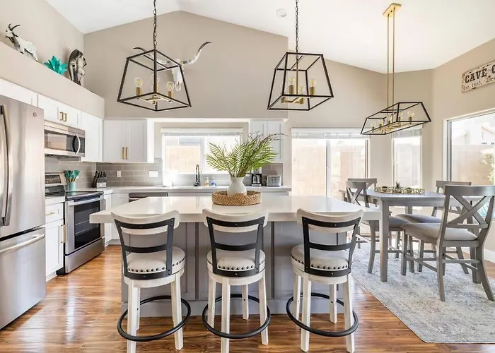 Classy 4 Bedrooms, Heated Pool, Pool Table * Cave Creek