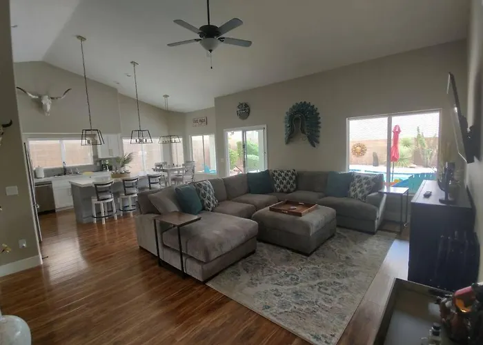 Classy 4 Bedrooms, Heated Pool, Pool Table